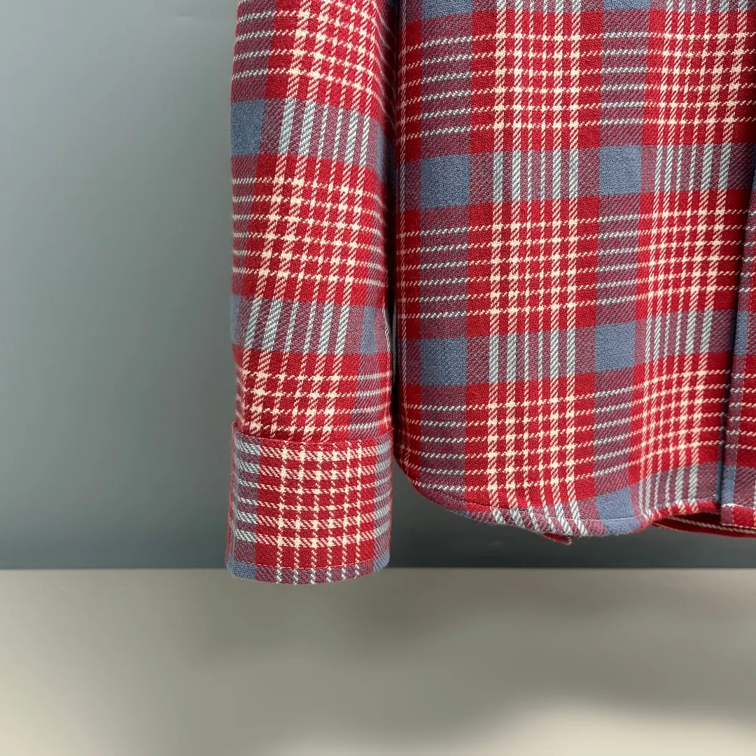 P280 Ralph Lauren/Ralph Lauren brushed pure cotton plaid shirt is made of 100% pure cotton material. The cotton fiber is naturally mild and non-irritating to the skin. It is suitable for people of all skin types. It is then treated with a sanding process. The fluff can effectively lock the air and form a heat insulation layer to enhance the thermal insulation performance of the fabric. It is endowed with reactive printing and dyeing through high-density weaving. The color is bright and the sanding process makes the surface of the fabric more wear-resistant and less prone to fading and pilling. Loose fit and three-dimensional upper body with smooth and natural lines. From the shoulder line to the waist line to the hem, the line transition is smooth without unnecessary folds or accumulation. The whole body is neat and stretched. The chest is embellished with the iconic pony embroidery. It is simple but highly recognizable. The color transition of the embroidery thread is natural. The stitches are even and consistent in size. The stitches can also be connected naturally. The lines are smooth and not stiff. Size: S M L XL